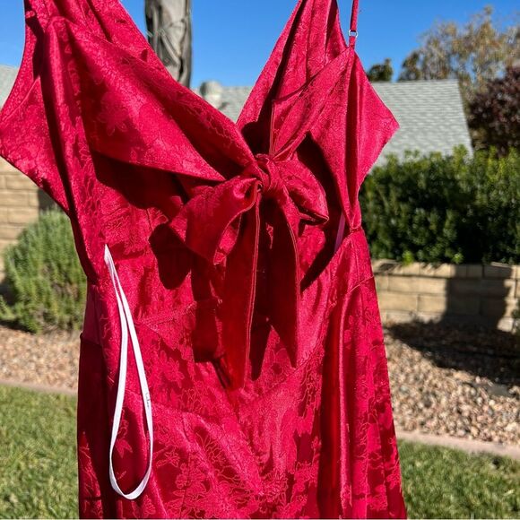 Lulu’s Darling NWT Wine Red Satin Floral Jacquard Wide-Leg Jumpsuit Size X Small - Picture 6 of 9